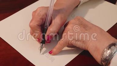 把老妇人<strong>的手</strong>收起来。 老太太在白纸上用凝胶笔写信. 上景。